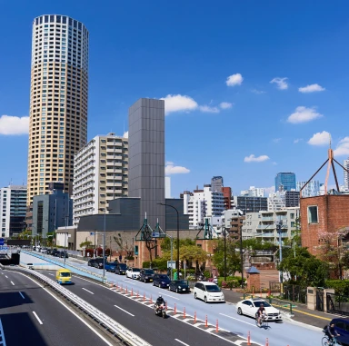 広々とした都会のビルと道路のイメージ