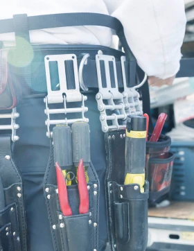 作業着に道具がたくさんついている職人のイメージ