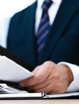 作業着に道具がたくさんついている職人のイメージ