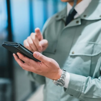 タブレットを使う建設作業者のイメージ