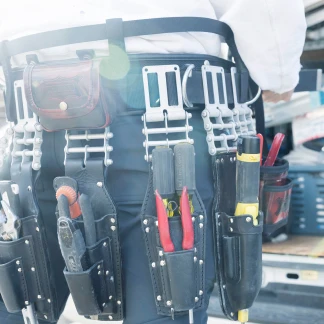 道具と経験をたくさん持っている職人のイメージ