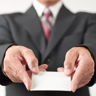 名刺を差し出すビジネスマンのイメージ