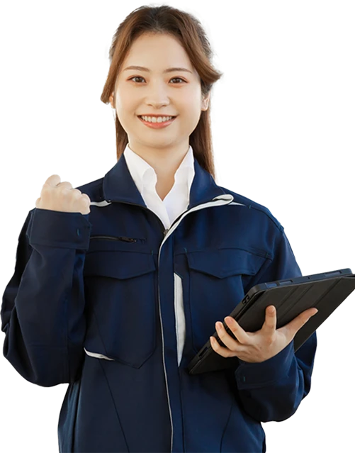 ガッツポーズをする作業服を着た女性