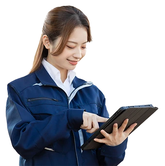 タブレットを見る作業着の女性